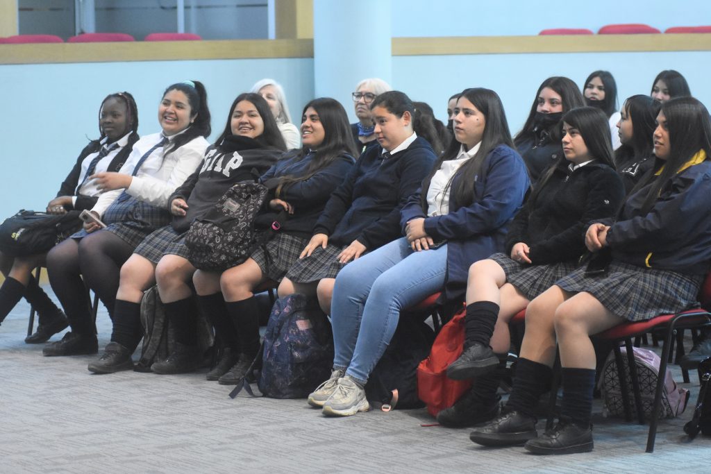 Foto 2: Alumnas del Liceo Técnico Profesional Sergio Silva Bascuñán